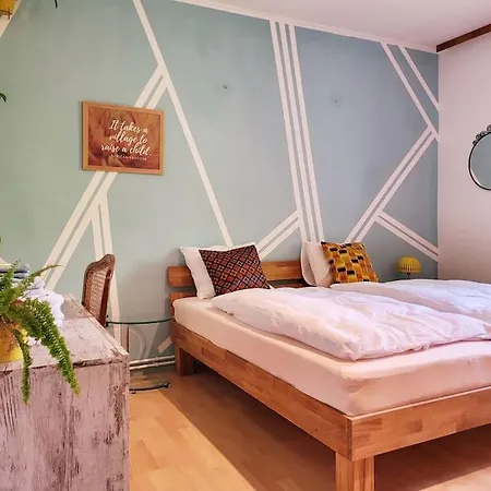 Colourful 2.5 Bedroom With Large Balcony & Garden. Apartmán Prinzersdorf