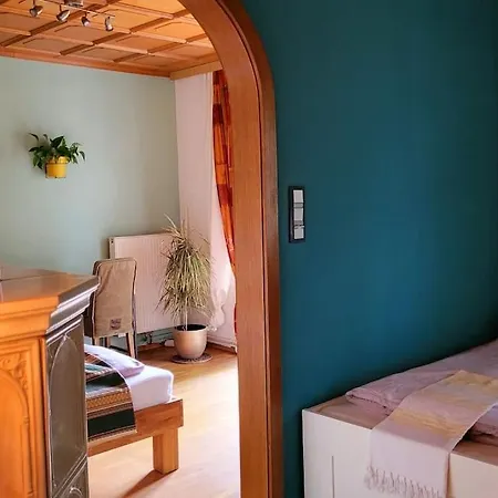 Colourful 2.5 Bedroom With Large Balcony & Garden. Apartamento *