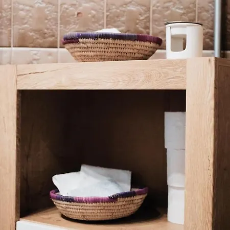 Colourful 2.5 Bedroom With Large Balcony & Garden. Apartmán