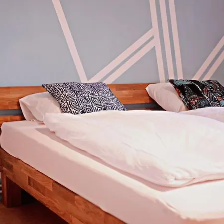 Colourful 2.5 Bedroom With Large Balcony & Garden. *