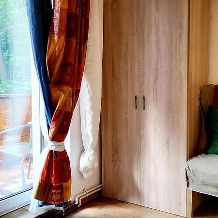 Colourful 2.5 Bedroom With Large Balcony & Garden. Apartamento