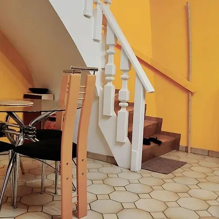 Apartmán Colourful 2.5 Bedroom With Large Balcony & Garden. *