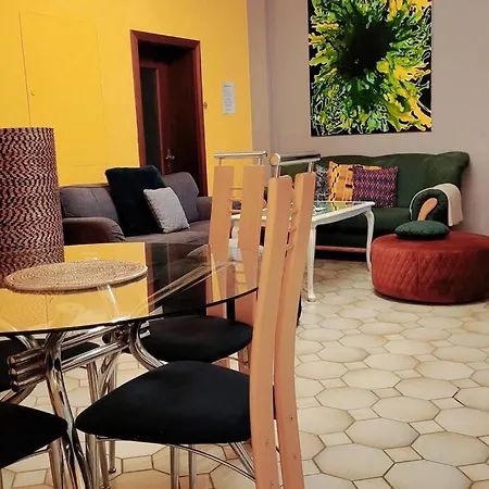 Colourful 2.5 Bedroom With Large Balcony & Garden. Apartmán