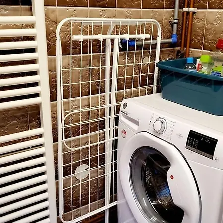 Colourful 2.5 Bedroom With Large Balcony & Garden. Apartmán *