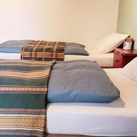 Apartmán Colourful 2.5 Bedroom With Large Balcony & Garden. *