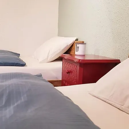 Colourful 2.5 Bedroom With Large Balcony & Garden. Prinzersdorf