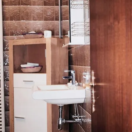 Colourful 2.5 Bedroom With Large Balcony & Garden.