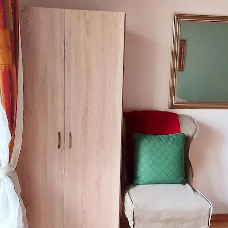 Colourful 2.5 Bedroom With Large Balcony & Garden. Apartmán *