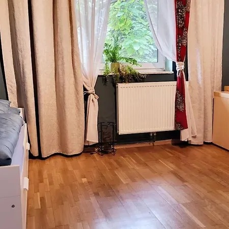 Colourful 2.5 Bedroom With Large Balcony & Garden. Apartment Prinzersdorf