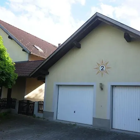 Apartmán Colourful 2.5 Bedroom With Large Balcony & Garden. *