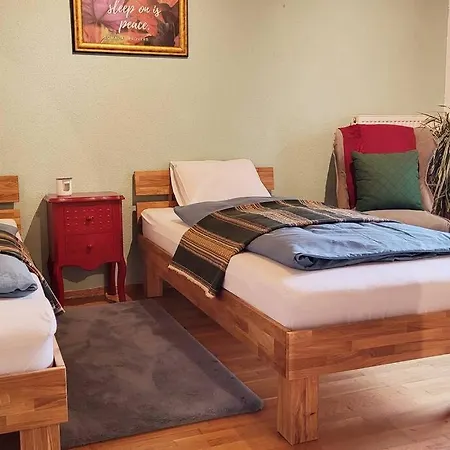 Colourful 2.5 Bedroom With Large Balcony & Garden. Apartamento *