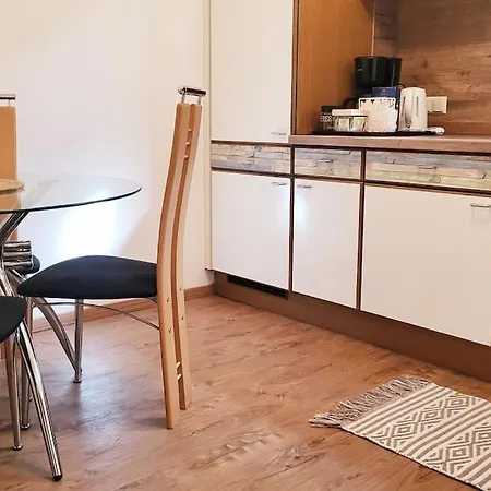 Colourful 2.5 Bedroom With Large Balcony & Garden. Apartmán Prinzersdorf