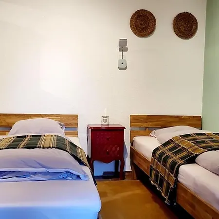 Colourful 2.5 Bedroom With Large Balcony & Garden. *