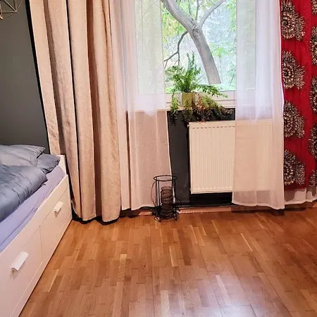 Colourful 2.5 Bedroom With Large Balcony & Garden. Apartmán