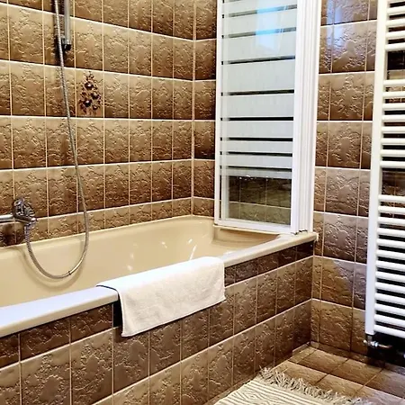 Colourful 2.5 Bedroom With Large Balcony & Garden. * Prinzersdorf