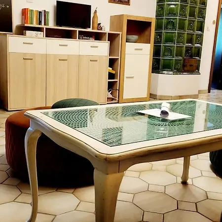 Apartmán Colourful 2.5 Bedroom With Large Balcony & Garden. *