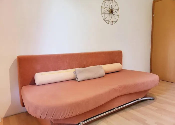 Apartment Colourful 2.5 Bedroom With Large Balcony & Garden. Prinzersdorf