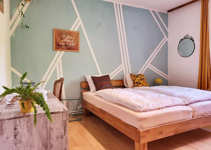 Colourful 2.5 Bedroom With Large Balcony & Garden. דירה Prinzersdorf