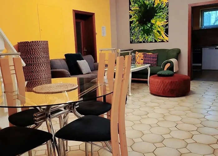 Colourful 2.5 Bedroom With Large Balcony & Garden. דירה