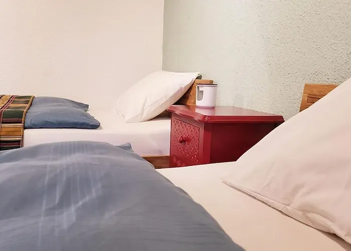 Colourful 2.5 Bedroom With Large Balcony & Garden. Prinzersdorf