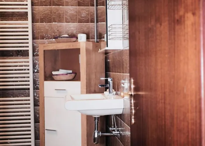 Colourful 2.5 Bedroom With Large Balcony & Garden.