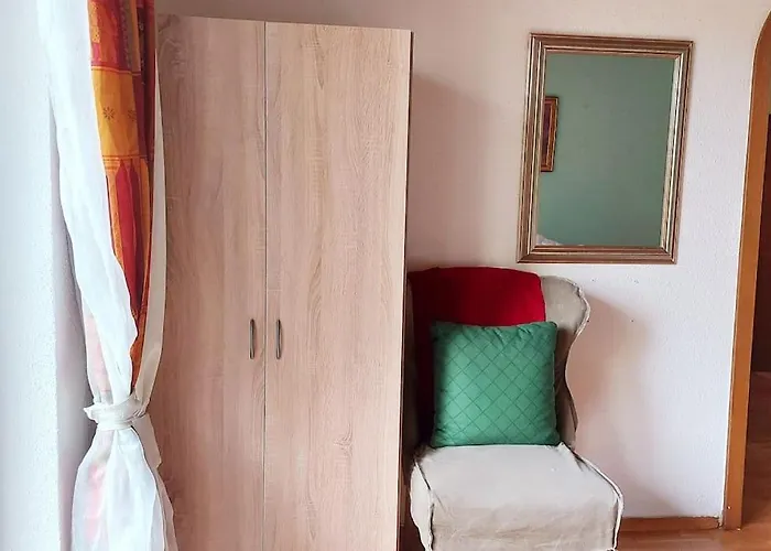 Colourful 2.5 Bedroom With Large Balcony & Garden. דירה *