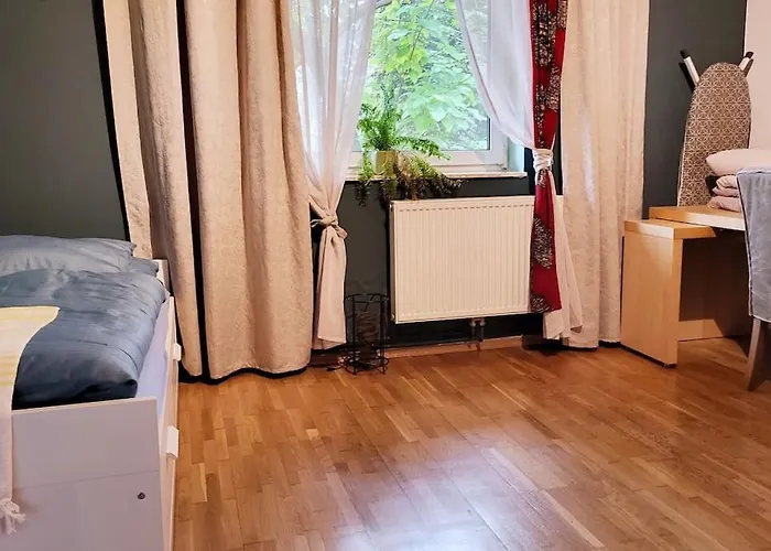 Colourful 2.5 Bedroom With Large Balcony & Garden. דירה Prinzersdorf