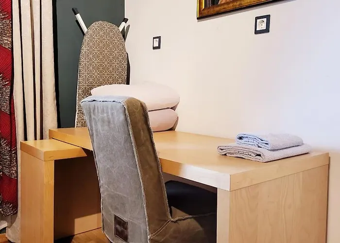 Colourful 2.5 Bedroom With Large Balcony & Garden. *