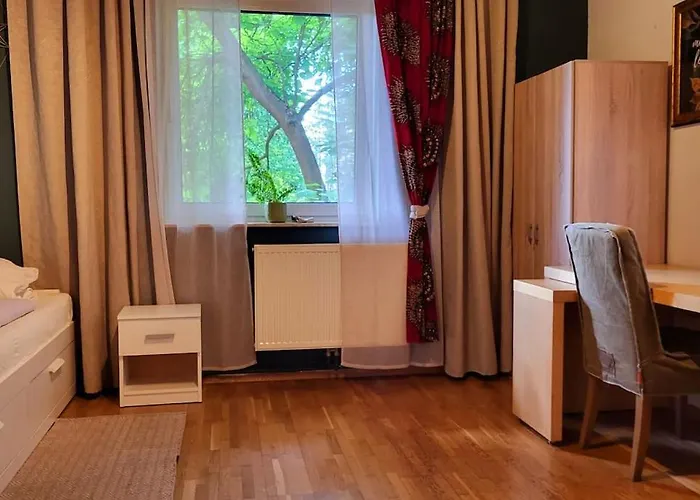 Apartment Colourful 2.5 Bedroom With Large Balcony & Garden. Prinzersdorf