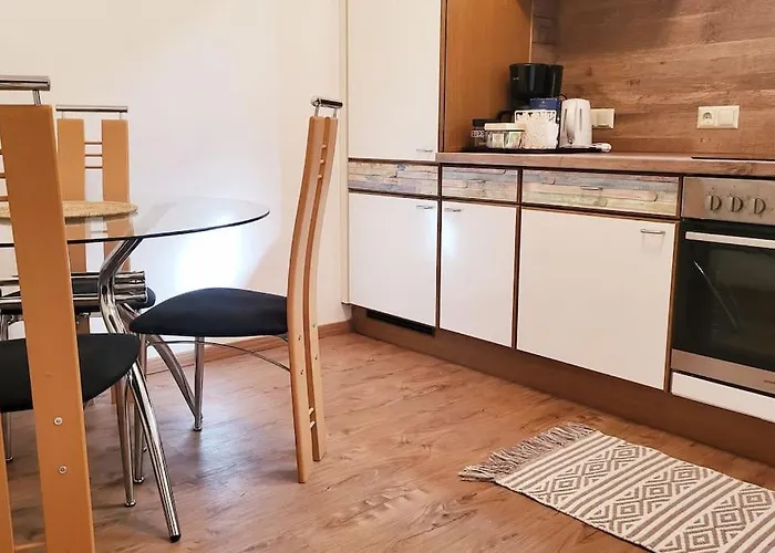 Colourful 2.5 Bedroom With Large Balcony & Garden. Apartment Prinzersdorf