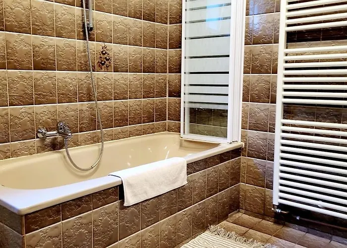 Colourful 2.5 Bedroom With Large Balcony & Garden. * Prinzersdorf