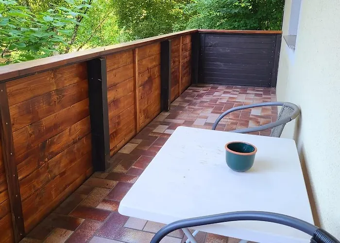 Colourful 2.5 Bedroom With Large Balcony & Garden. דירה